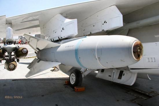 irányíthatóak közül a 225 kg-os és a 337 kg-os súlyú MK-82 Snake Eye és MK-117-es romboló bomba, a 337 kg-os BLU-1/B gyújtóbomba, a BLU-26/B és BLU-59/B repeszbomba, a CBU-24B/B és CBU-49/B kazettás