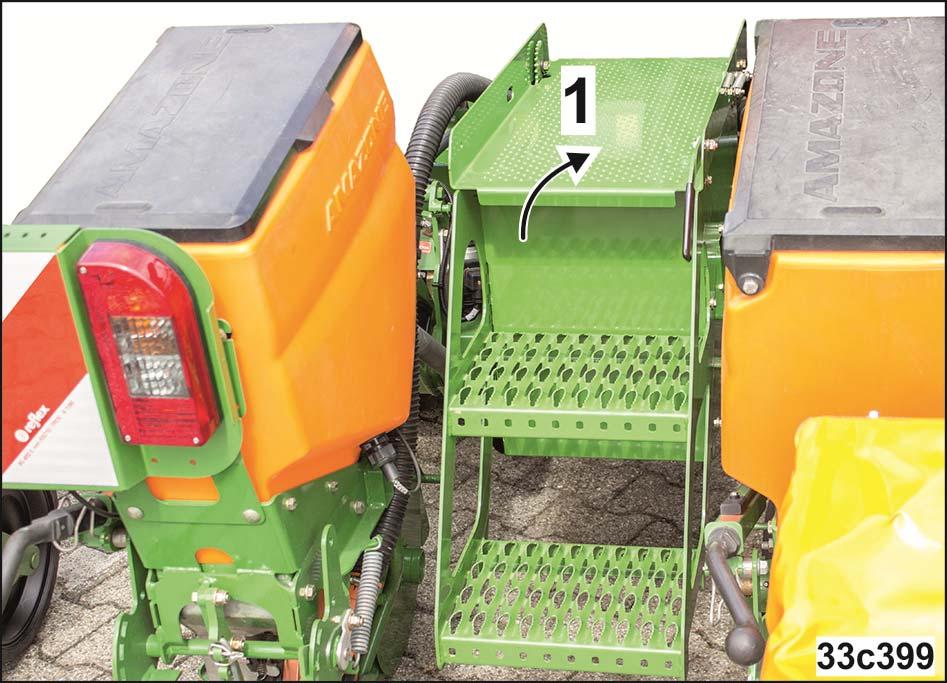 A gép használata 9.2 Trágyatartály feltöltése A munkagépet kapcsolja fel a traktorra, mielőtt feltöltené a műtrágyatartályt.