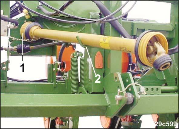 A gép fel- és lekapcsolása 6.2 A gép felkapcsolása 1. Kapcsolja ki a traktor kardántengelycsonkját, húzza be a traktor rögzítőfékjét, állítsa le a traktor motorját, és húzza ki a gyújtáskulcsot. 2.