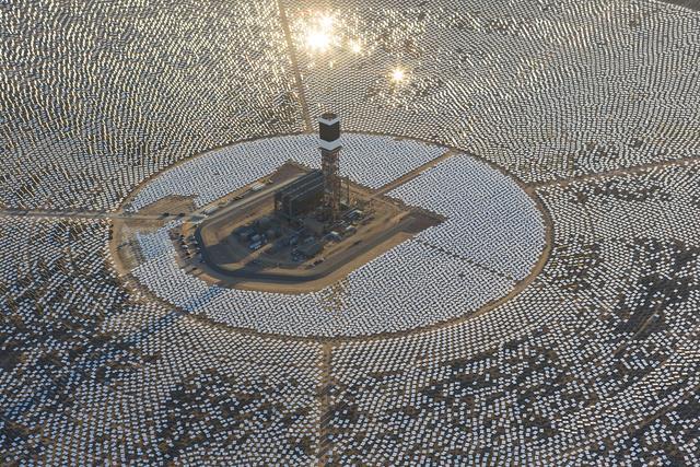 Legnagyobb naperőmű 392 MW e Hol? : Ivanpah - Kalifornia www.ivanpahsolar.