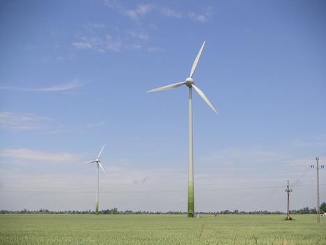 Megújuló energia fajták áttekintése: Mosonszolnok szélerőmű park (12x2MW 9 milliárd Ft 2007-ben indult) Szélerőmű építés: http://www.youtube.com/watch?