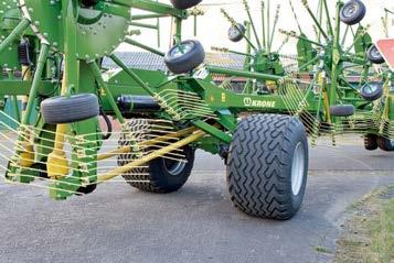 Robusztus: a Swadro 2000 rendképzőt a traktor alsó hidraulika karjaival vontatják.