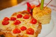 00 Lei Piept de curcan în crustă de pesmet cu roşii şi mozzarella Turkey breast in breadcrumb crust with tomatoes &