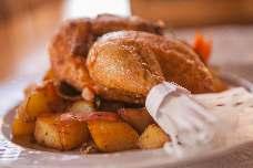 Pui - Chicken - Csirke Jumătăţi de pui la ceaun cu cartofi ţărăneşti şi mujdei de usturoi Half chicken in pot with peasant potatoes and garlic sauce Bográcsos csirke hagymás krumplival és fokhagymás