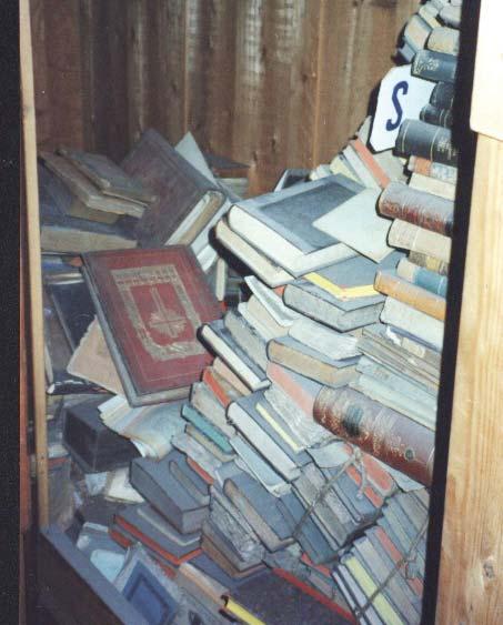 2 4. kép. A könyvek és a könyvtár állapota 1998-ban. kötetes könyvtára, azonban egy részük a századvégi feloszlató rendeletek áldozatává vált. 4 E 18.