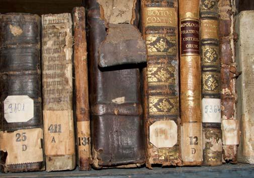 átszállítottunk a felújított könyvtártermekbe. Összességében 6 ősnyomtatvány, 126 RMK, 266 antikva, mintegy 800, 17. századi külföldi nyomdatermék és kb. 10.000, 18. századi, illetve 19.