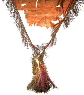 A korona felső része a piros sávba ér. A címerpajzs mérete 38 29 cm, a koronáé pedig, keresztestől, kb. 26 29 cm.
