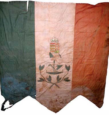 22. kép. Kőműves-ács ipartársulati zászló (Leltári száma 1885) 23. kép. A fehér anyagrész díszítése, részlet. 24. kép. Magyarország kisímerének állapota, részlet. 6. Céhzászló (tímár).