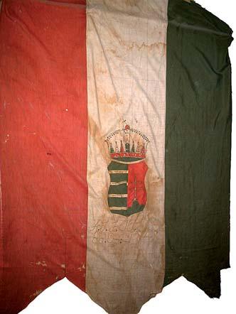 35. kép. A piros anyagrész hiányos állapota, részlet. 31. kép. A szabó céh zászlója. (Ltsz. 1884) 33. kép. A zöld anyagrész sarkának állapota, részlet.