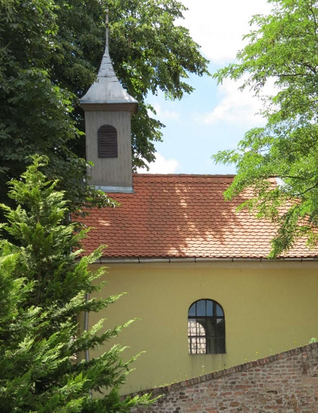 Nyitott tornácát faragott oszlopok tartják. BÁTAAPÁTI, Petőfi S. utca 23. Helyrajzi szám 38. Épület tömege, homlokzatainak nyílásrendje, tornáca.