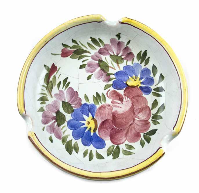 114. tétel TÁNYÉR Kézzel festett virágdekoros tányér, 3 db.