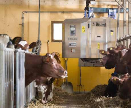 DeLaval abraketető kocsik kötött tartásmódú istállókhoz 2. DeLaval FM etetőkocsi 1 1. DeLaval FW200 etetőkocsi A teljesen automatizált etetőkocsikkal maximalizálható az állomány teljesítménye.