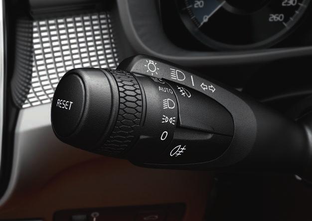 02 A megközelítő világítás bekapcsolja a külső világítást, amikor a kulcscsal kinyitja az autót, és segít az autó biztonságos megközelítésében a sötétben.