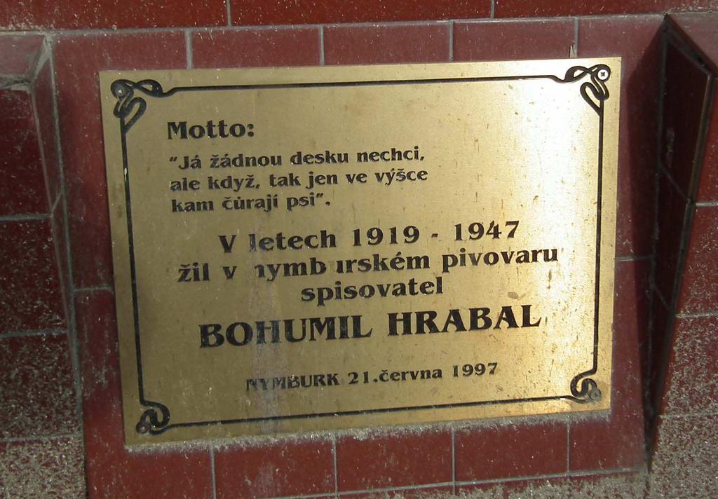 Bohumil Hrabal emléktáblája a nymburki sörgyár falának alján: Nem akarok semmilyen emléktáblát, legfeljebb
