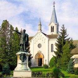 téren áll Széchenyi István szobra; A Széchenyi kastély közelében, 1972-ben épült meg a keskeny nyomtávú, Nagycenki Széchenyi Múzeumvasút Fertőbozt és Nagycenket összekötve;