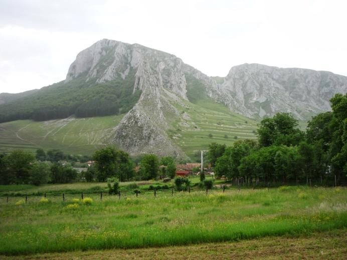 4 ALGYÕI HÍRNÖK július BARANGOLÁS ERDÉLYORSZÁGBAN Va la hol van egy fur csa or szág, Bér ce temp lom, völ gye szen tély Bánatország az az or szág, Neve: Er dély.