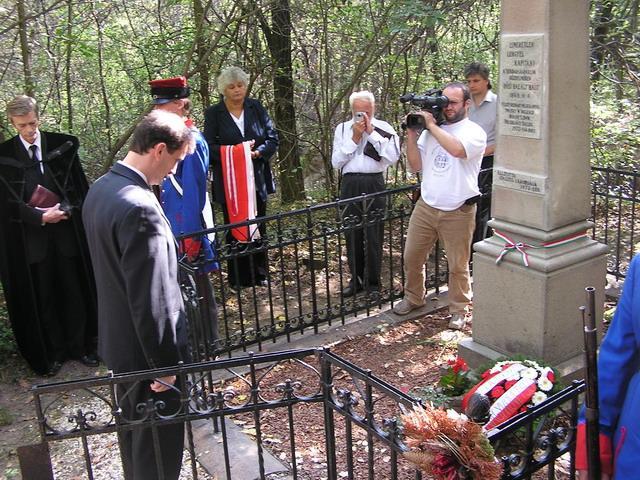 20 Az Ismeretlen lengyel kapitány síremléke az isaszegi erdőben, a Katona-pallagon. A síremléket megkoszorúzta Maciej Sokolowski lengyel konzul.