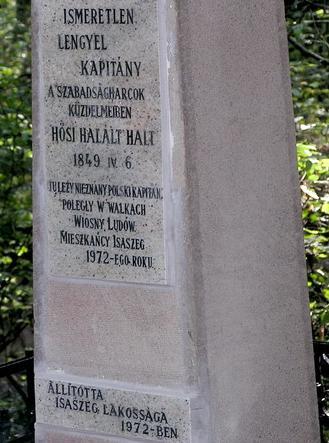 22 Az Ismeretlen lengyel kapitány síremlékének felirata magyar és lengyel