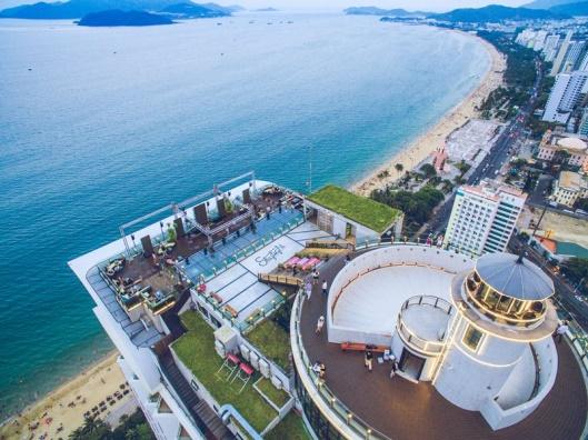 PREMIER HAVANA NHATRANG HOTEL 5* A hotel a hires és népszerű Tran Phu sugárút mellett található, Nha Trang öböl partjánál, amely a világ 29 legszebb öböljének az egyike.