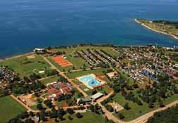 HORVÁTország UMAG CAMPING PARK UMAG**** HR0405 Isztria Leírás: Umag városának határában, a festői Karigador-öböl partján található a Camping Park Umag komplexuma szabadtéri medencével, stranddal és