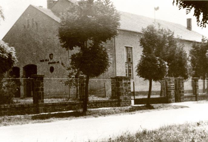 Ilyen volt az egri, ahol a katonai és polgári táborok mellett elemi iskolai oktatást, majd felső osztályokat, 1943-1944 fordulóján pedig középiskolai osztályokat is létesítettek.