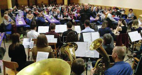 Der Initiator von beiden Veranstaltungen war noch in den 90-er Jahren der Musikverein Tarian, heute hat die Organisation des Schwabenballs die Selbstvewaltung der Gemeinde Tarian und des Chortreffens