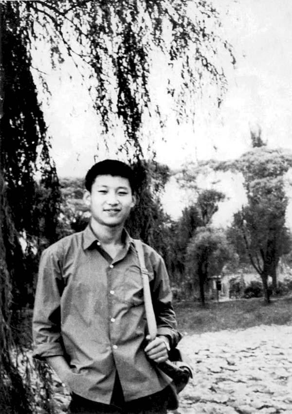 және 2002 жылы Жингиаң лкесінің басшысы болып жұмыс атқарған. Осы жылы Ши Жин пиң Коммунистік партия орталық комитетінің мүшесі құрамына енгізіледі.