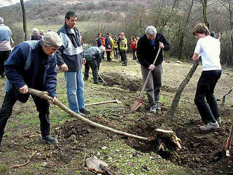 munkával épitik a