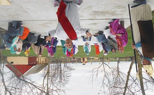 Nach alter Tradition wurden die Frauen mit Kölnischwasser bespritzt und die Frauen Die Darsteller des Theaterstücks beschenkten die Männer mit roten Ostereiern.