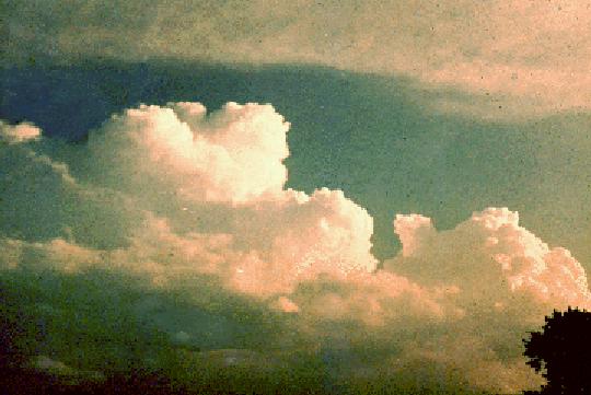 CUMULUS CONGESTUS Nagyobb és mélyebb felűről karfiol