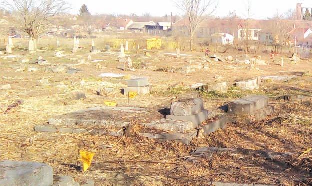 Према речима Горана Нонковића, директора ЈКП Простор, за разлику од других градова, у ову цену је урачунато и коришћење капеле, услуга отварања и затварања гробница, копање и затрпавање раке и