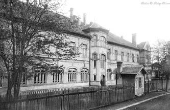 A vasúti forgalmat már három megállóhely szolgáltatta: Felsõgalla, Tatabánya és Bánhida. 1922: A bányászati ismeretek elsajátítására megnyílt a szénipari iskola. A MÁK Rt.