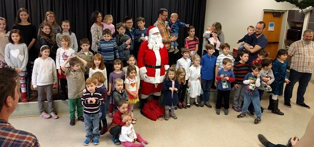 Ebben az évben december 2-án nagyon kedves vendég érkezett a Magyar Iskolába egyenesen Lappföldről. Mikulás bácsi érkezését a gyerekek énekekkel és versekkel várták.