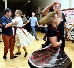 A magyar és román zenészek felváltva húzták a talpalávalót; páros táncok és körtáncok váltakozva követték egymást, így mindenkinek lehetősége jutott bekapcsolódni.