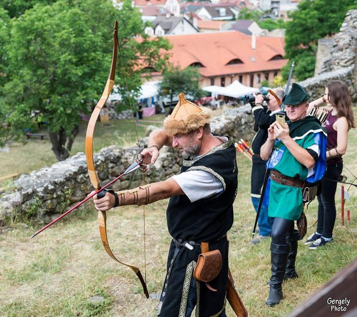 V tomto roku sa sobotňajší program posúval do poludňajších a večerných hodín, kedy v hradnom nádvorí ožila história stredoveku a raného novoveku. Po otvorení brán (16:00 hod.