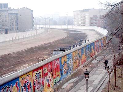 Kennedy és Adenauer a berlini falnál, 1963