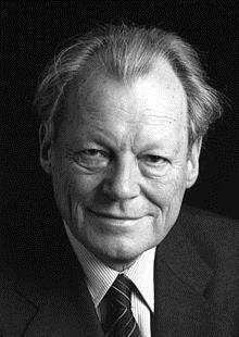 NSZK új keleti politikája (Ostpolitik) / reálpolitikája Willy Brandt (1969 74) szocdem kancellár konzervatív elődei a nyugati tömbbe integrálták az NSZK-t ő a