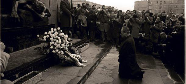 vitatott K-it is (Odera-Neisse folyók) varsói térdhajtás (Kniefall von Warschau): varsói útja során meglátogatta a varsói gettófelkelés (1943) áldozatainak