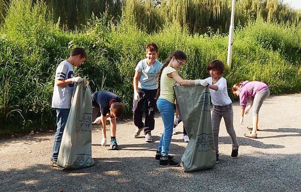 Nagyon jó hangulatban telt a délelőtt, a családok egy kivágott fa törzsén mutatkoztak be egymás után, majd a tó körüli séta után a kápolna előtt játszottunk.