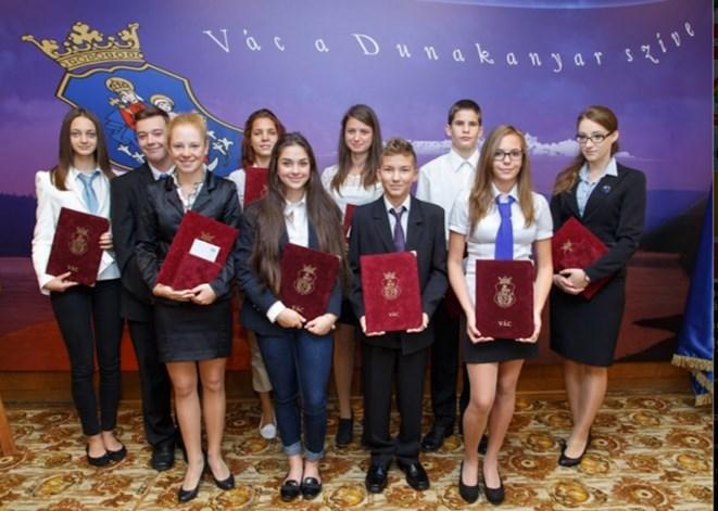 2 Csudajó A 2013/14-es TANÉV KIEMELKEDŐ TANULÓI Az iskola KIVÁLÓ KISDIÁKJA címet nyerték el A Juhász Gyula Általános Iskola KIVÁLÓ DIÁKJA címét nyerték el Arany-Tóth Áron 8.