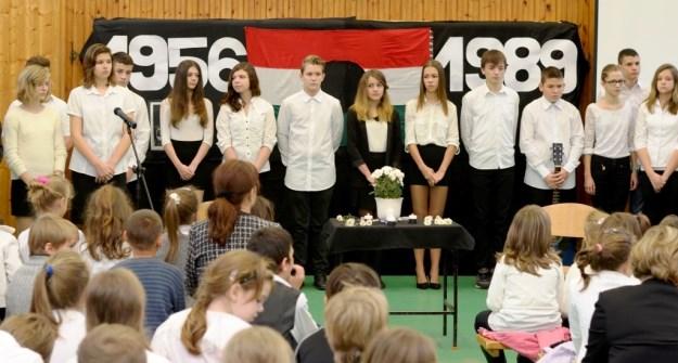 Az idén is megtartottuk az iskolai megemlékezést, először a felső tagozatosoknak, majd az alsó tagozatos tanulóknak.