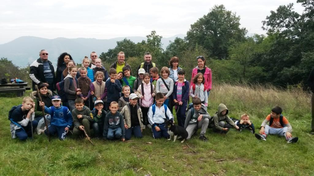 Felmásztunk a Hegyes-tetőre, ahol pihentünk egy kicsit, eszegettünk, fociztunk és megcsodáltuk a kilátást.