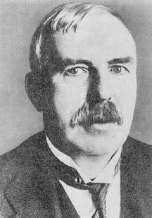 Történeti áttekintés Ernest Rutherford (1911) Rutherford alfa részecskéket tanulmányozott 1898-tól (ő fedezte fel őket).