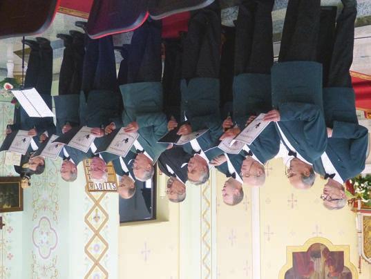 In festlichen Ministrantengewändern, mit einer Kerze in der Hand, zogen die Kinder zu Beginn der Messe mit den Pfarrern in die feierlich geschmückte Kirche ein.