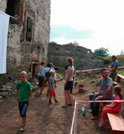 pokoj 04 A dobro 2016 zamerali na vyčistenie okolia hradu a v druhej, zdĺhavejšej a náročnejšej, na sprístupnenie samotného hradného nádvoria.