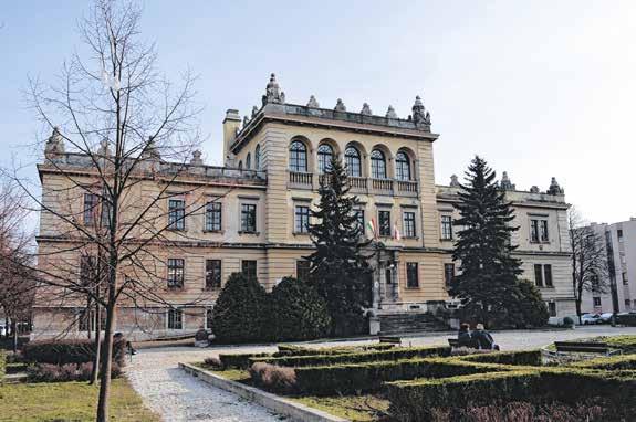 2 Panoráma BERTHA ÁGNES Sopron iskolaváros: az alapfoktól a felsőoktatásig minden intézménytípus széles palettán képviselteti magát.