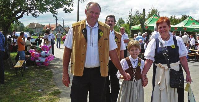 A tánccsoportok fellépése után a svábbál alkalmával a közönség is táncra perdülhetett.