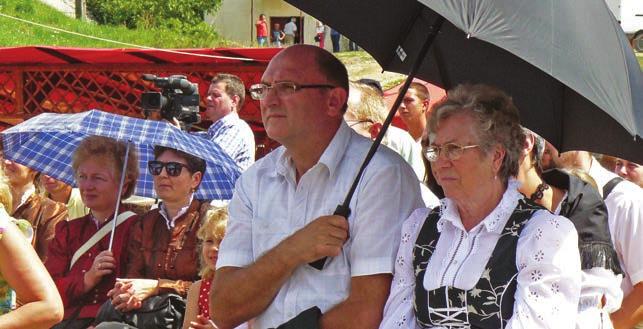 A svábtalálkozó díszvendégei voltak Christiane Gertrud Cosmatu a Kormányfőtitkárság Etnikumközi Kapcsolatok Hivatalától, Carol König, aki a Kulturális minisztérium keretében a nemzetközi kapcsolatok