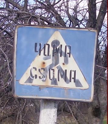 utcanévtáblákról tájékozódhatnak a településre érkezők. A község ukránok által lakott utcájában is kétnyelvű névtábla van kifüggesztve (3. kép)
