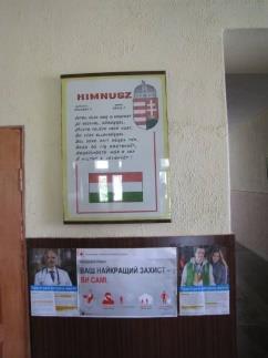 jelképeket (zászló, címer, himnusz), míg a magyar nemzeti jelképeket kevésbé frekventált helyekre rakják. Ez látható a 4.